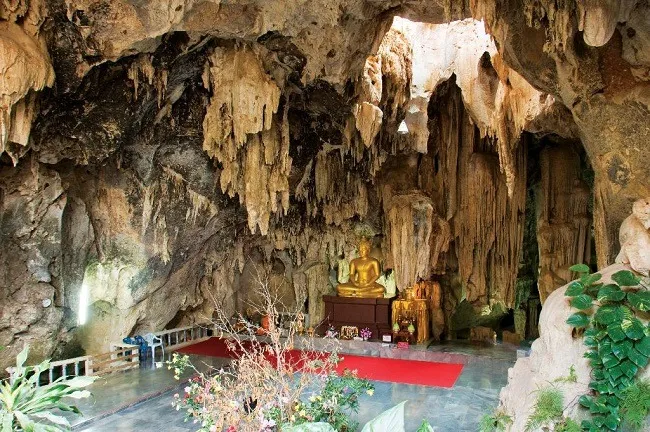 อุโบสถถ้ำภายในวัดถ้ำพุหว้า