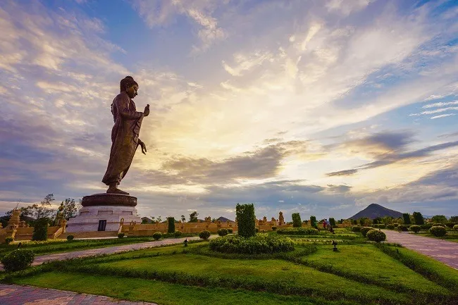 พระพุทธรูปขนาดใหญ่ในวัดทิพย์สุคนธาราม