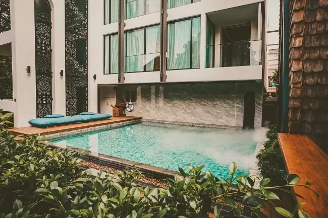 สระว่ายน้ำ โรงแรม ดี วิจิตร ลานนา โดย ที เอช ดิสตริค