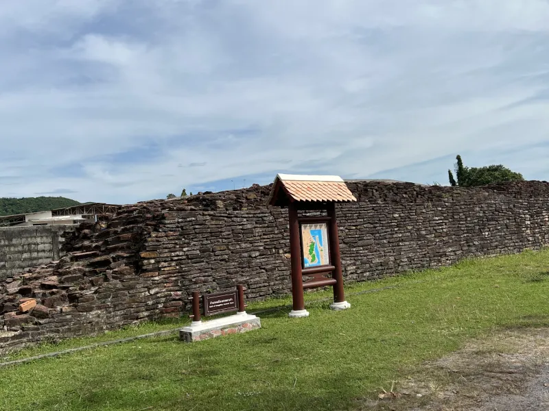 เที่ยวสงขลา ถ่ายรูปซากกำแพงเมืองเก่า