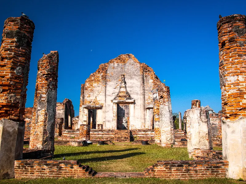 ที่เที่ยวลพบุรี วัดพระศรีรัตนมหาธาตุ ตรงข้ามสถานีรถไฟลพบุรี