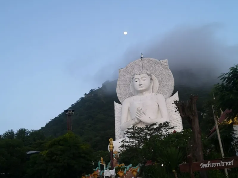 วัดถ้ำเขาปรางค์ อีกหนึ่งที่เที่ยวของลพบุรี