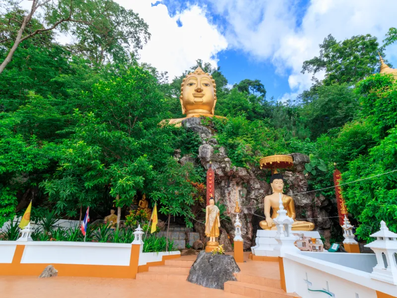 ที่เที่ยวแพร่ ที่ต้องห้ามพลาด วัดพระธาตุอินทร์แขวนจำลอง