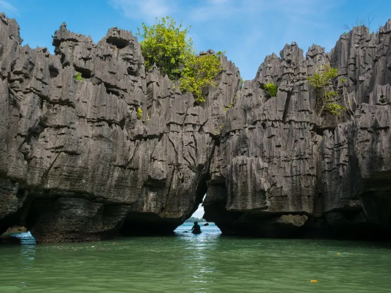 ปราสาทหินพันยอด เกาะเขาใหญ่ ที่เที่ยวสตูล
