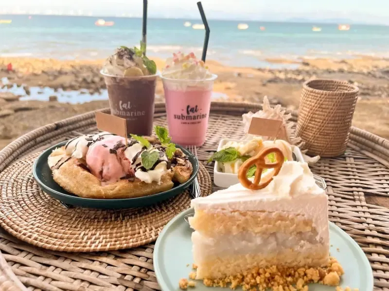 คาเฟ่ Fat Submarine Cafe